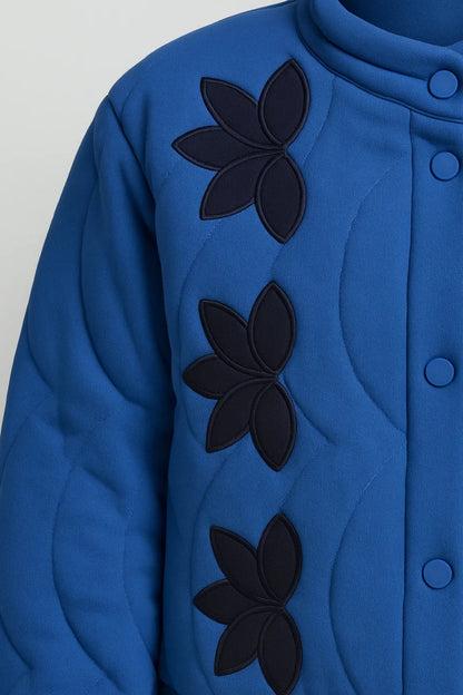 Giacca trapuntata blu con ricami floreali e collo alto