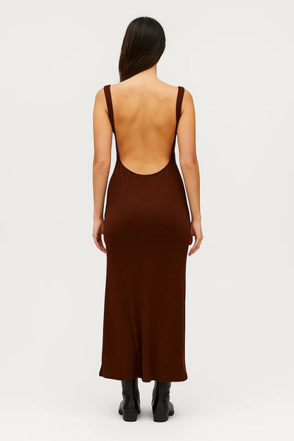 Abito lungo marrone con scollo profondo sulla schiena | Elegante e minimale