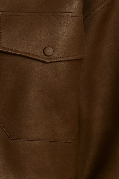 Giacca corta in ecopelle marrone con tasche applicate | Collo alto con bottoni