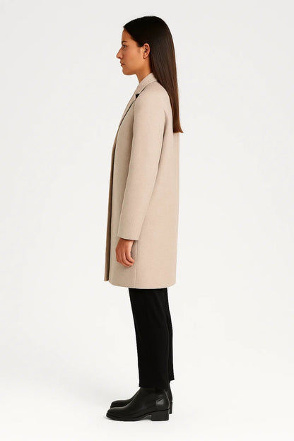 Cappotto lungo con colletto a revers e chiusura nascosta