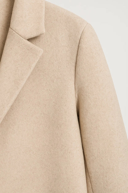 Cappotto lungo con colletto a revers e chiusura nascosta