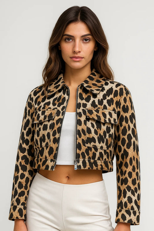 Giacca corta animalier con zip frontale e tasche applicate