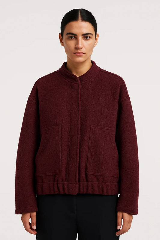 Giacca corta bordeaux con collo alto e tasche applicate