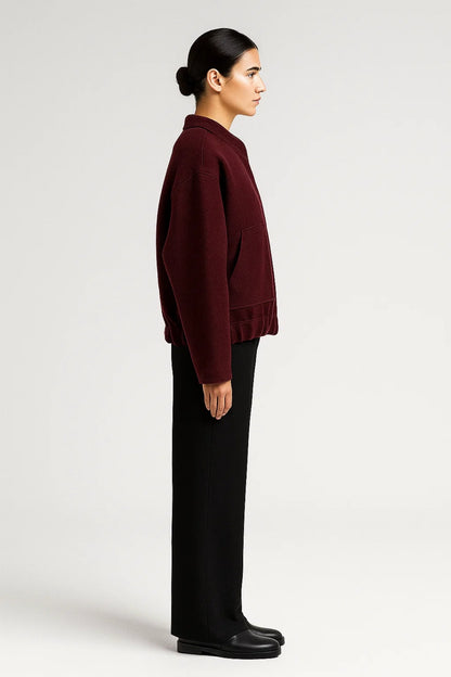 Giacca corta bordeaux con collo alto e tasche applicate