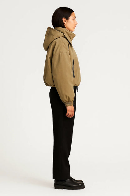Giacca antivento beige con collo alto e coulisse regolabile