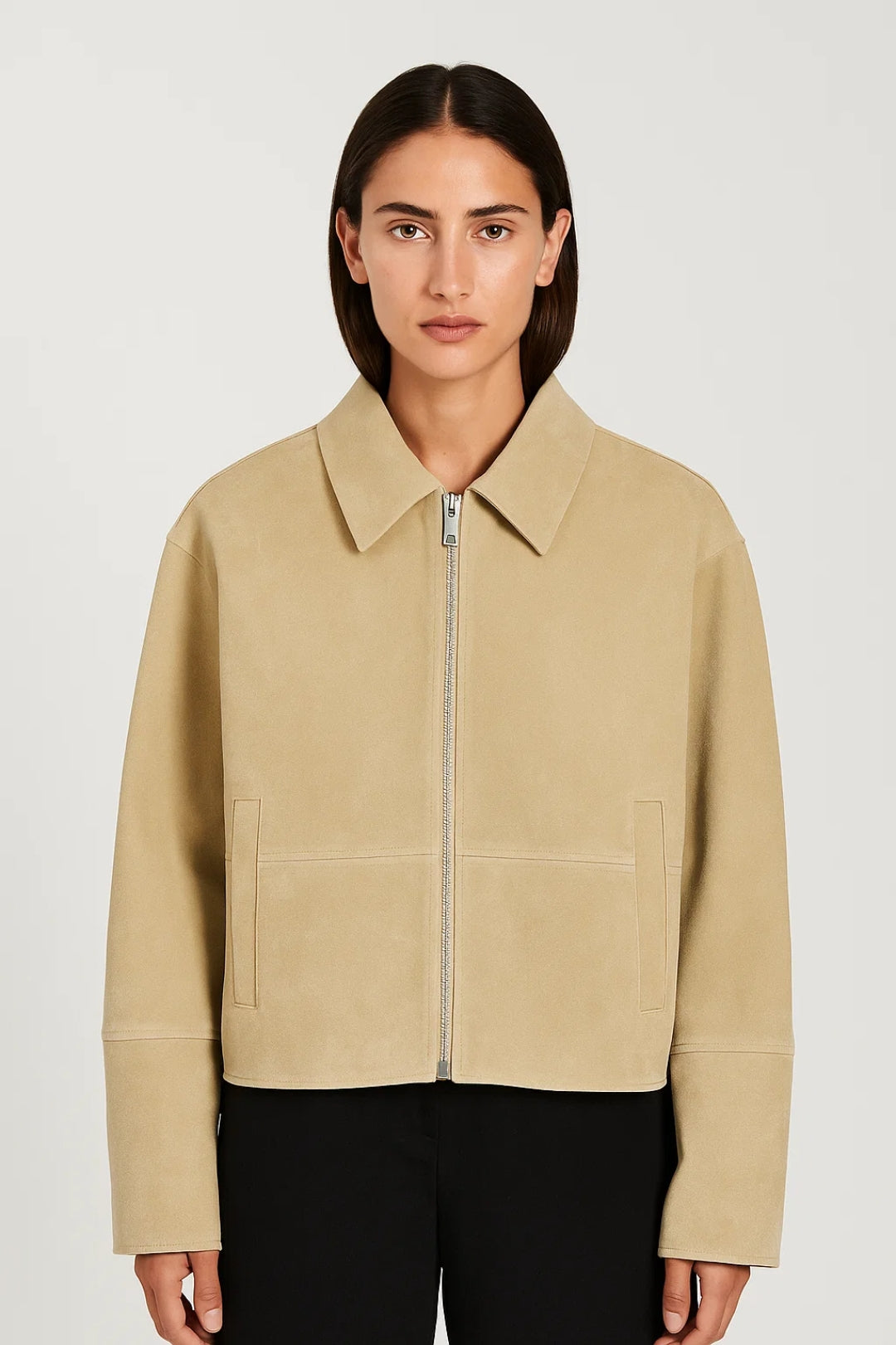 Giacca corta beige con zip frontale e colletto classico
