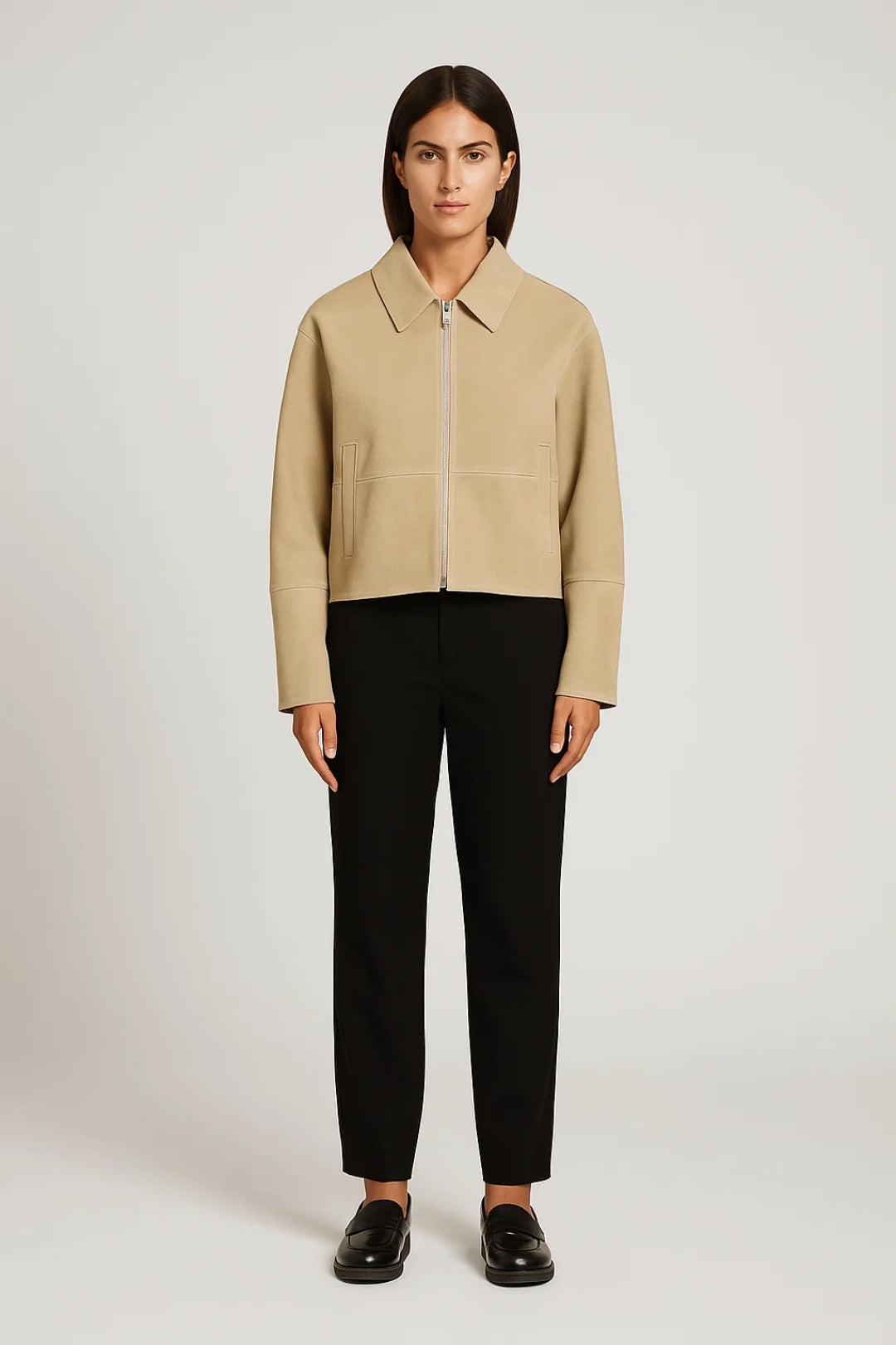 Giacca corta beige con zip frontale e colletto classico