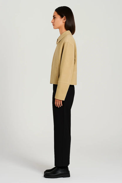 Giacca corta beige con zip frontale e colletto classico