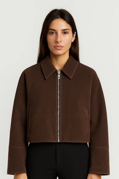 Giacca corta beige con zip frontale e colletto classico